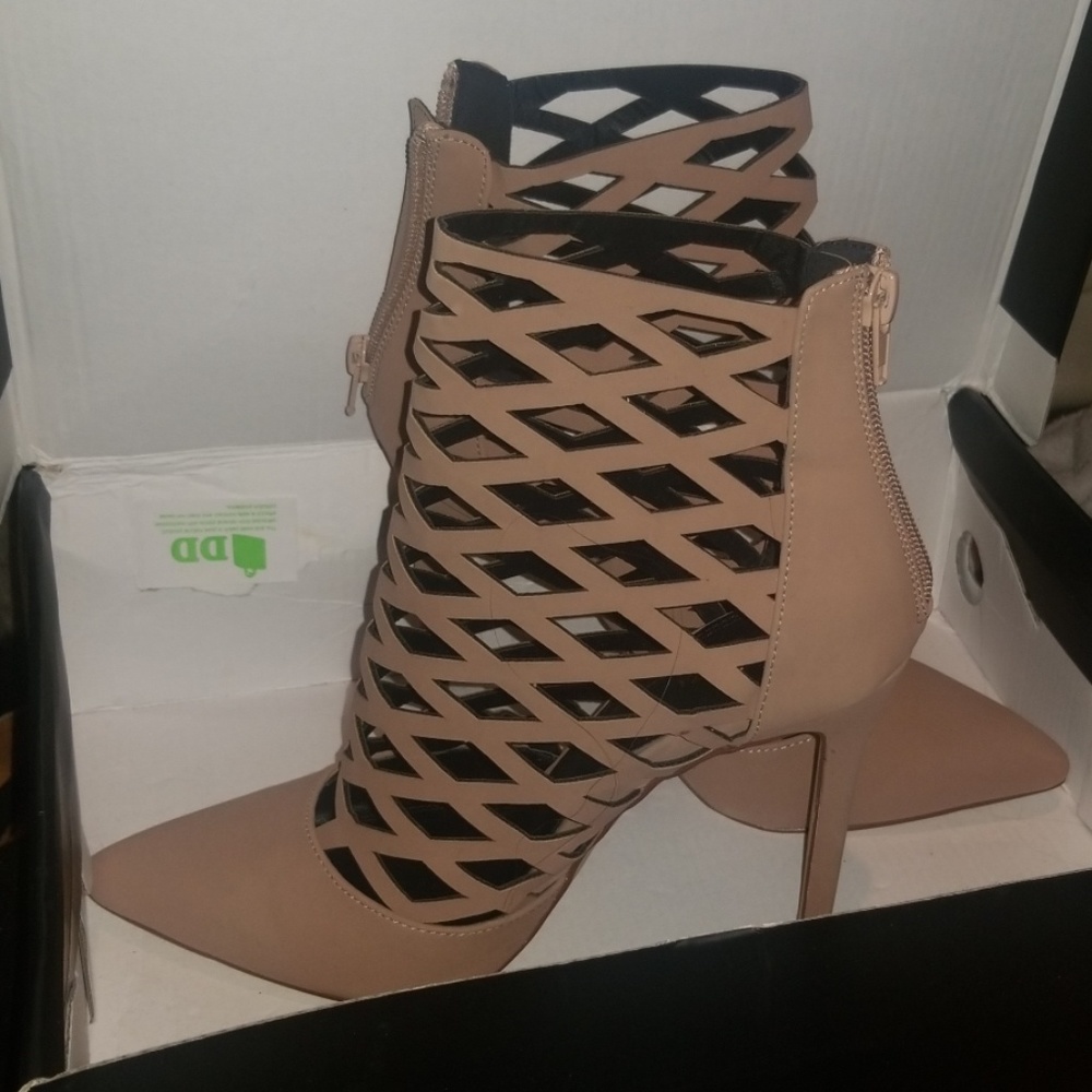Heels - Picture 2 of 5
